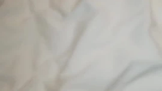 网吧通宵勾引邻座大哥,拉着手往裤子里伸,勾起大哥欲望又要钱才肯进厕所啪啪