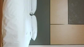 胸部丰满的金发继兄在排卵期间射精在她体内