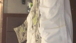 网曝不雅门事件，西安桃花潭公园两学生情侣荒草掩护席地野战，干完用纸巾擦一擦