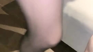 异域风情小女友，可爱性感风，躺在床上玩手机被男友无套狠狠啪，爽到流白浆，爆真舒服死了！