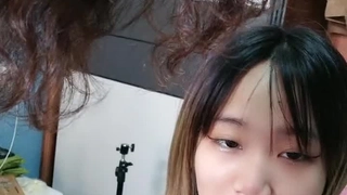 00后初次穿制服被内