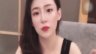 感性的AMSR视频,特色是情色的舔耳朵和裸体的大学女孩在雨中
