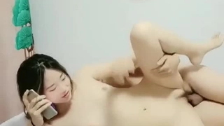青少年在宿舍房间里进行肛交自慰