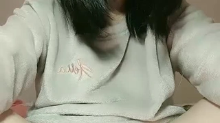 末发育娇小性色XXX稀有【俱乐部3p活动】沙发上的性爱3p 老公在哪一起玩，别拍了