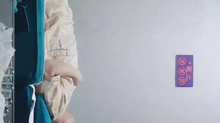 淫妇人妻一边偷情一边给姐姐打电话叫声太大被发现